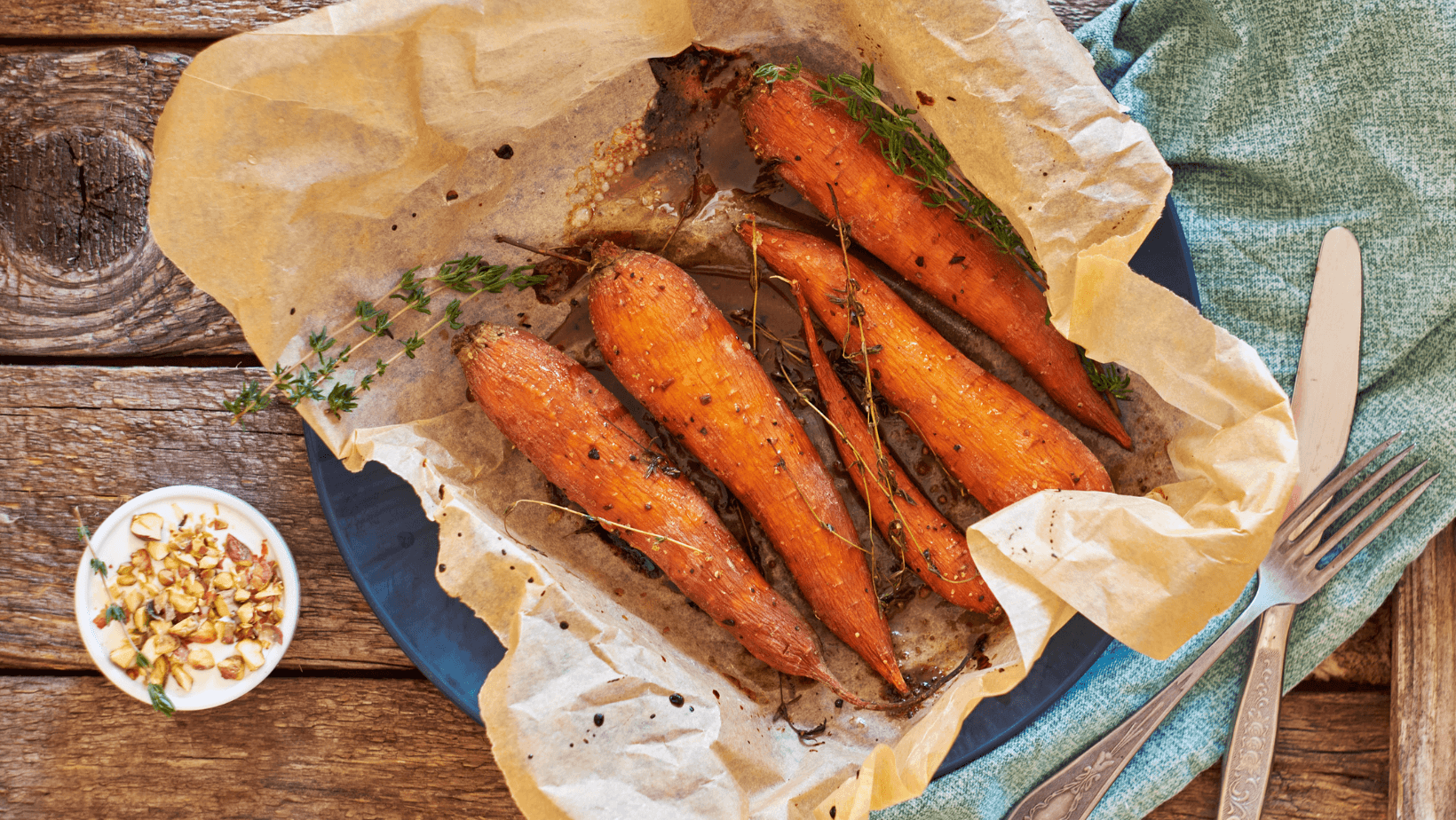 Baked carrots with thyme, maple syrup, garlic and pistachios. White sauce with pistachios.